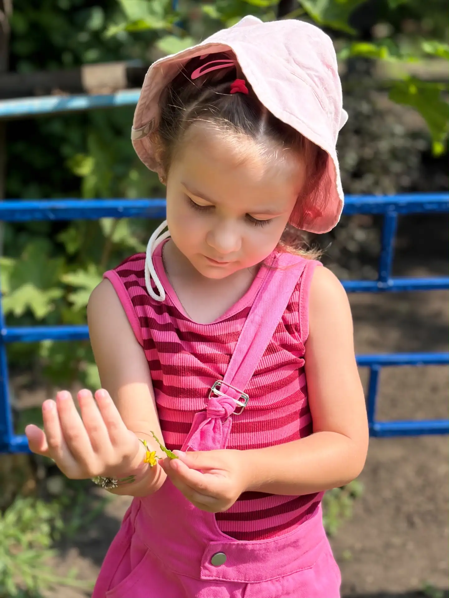 Летние браслеты своими руками 🌿💐Сегодня на прогулке наши маленькие фантазеры превратились в настоя