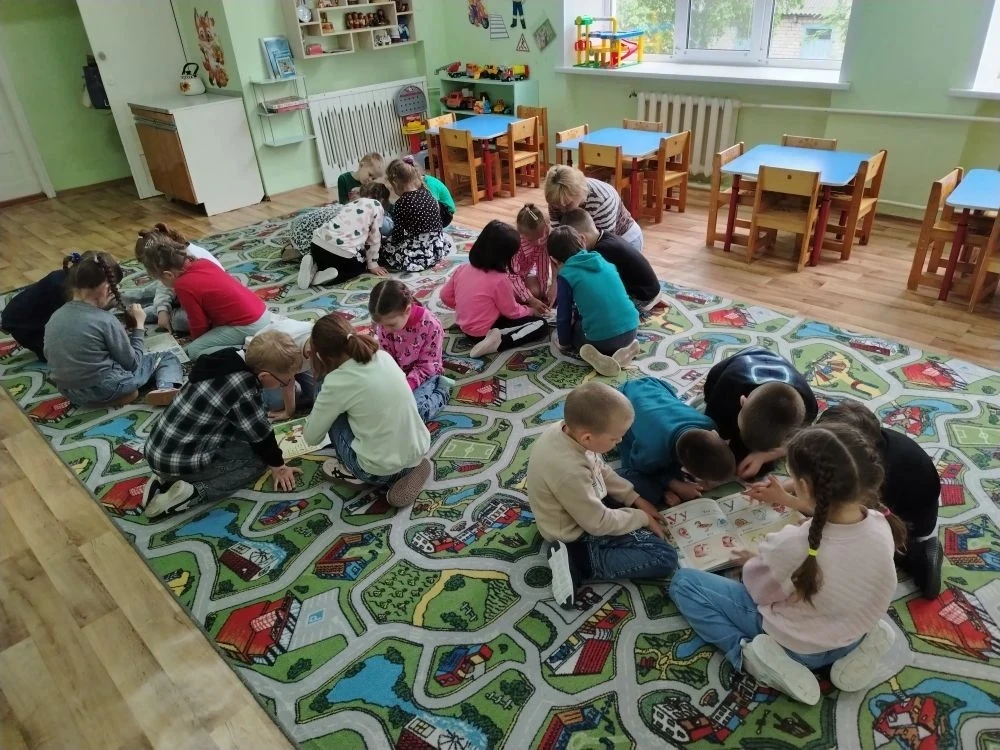 24 мая в России отмечается День славянской письменности и культуры. Библиотекарь детско...