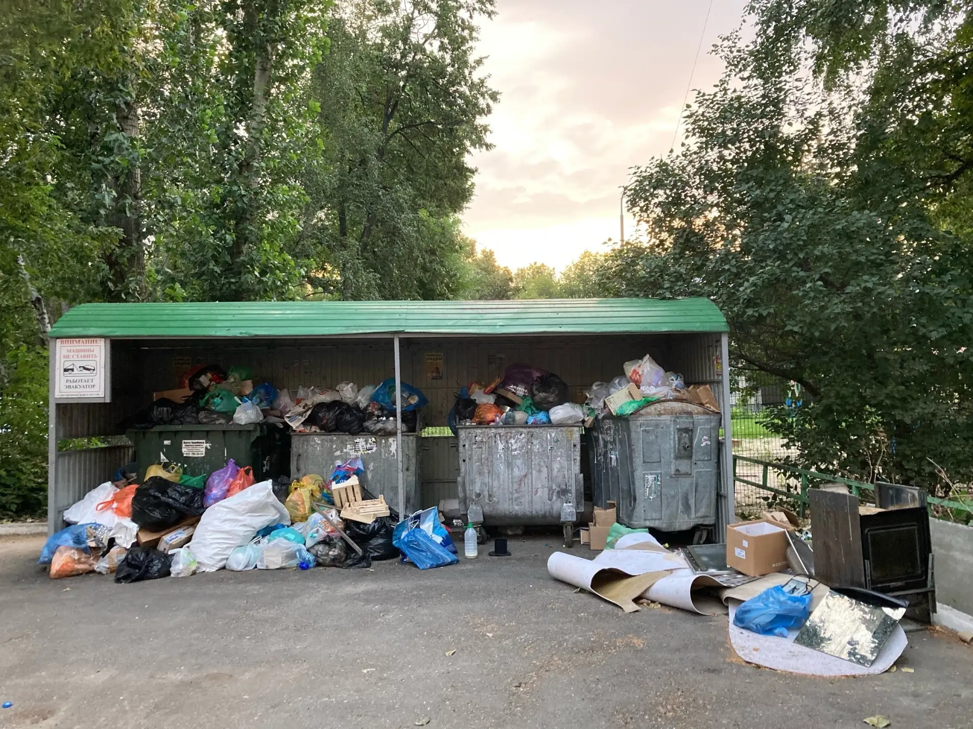 Доброго времени суток. Трое суток не вывозится мусор: один  из контейнеров сломан и отходы  в нем уж