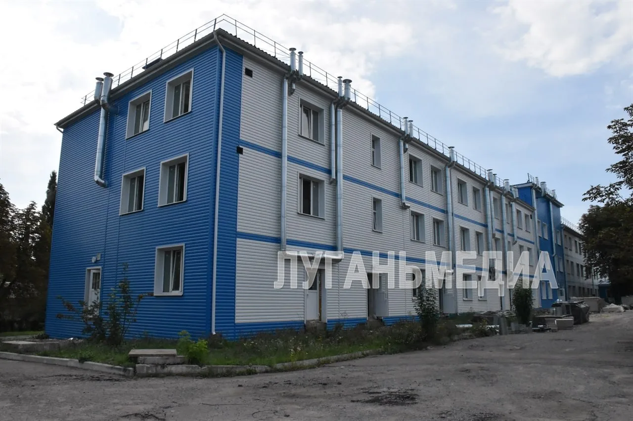 🏥В Брянке продолжается капремонт неэксплуатируемого лечебного корпуса детской больницы с дальнейшим