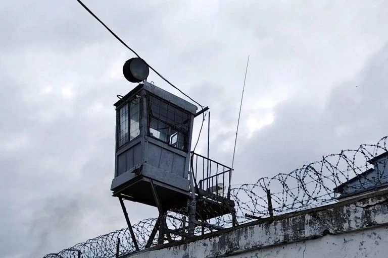 В Тверской области жестко уволили офицера, передавшего в колонию мобильный телефон
