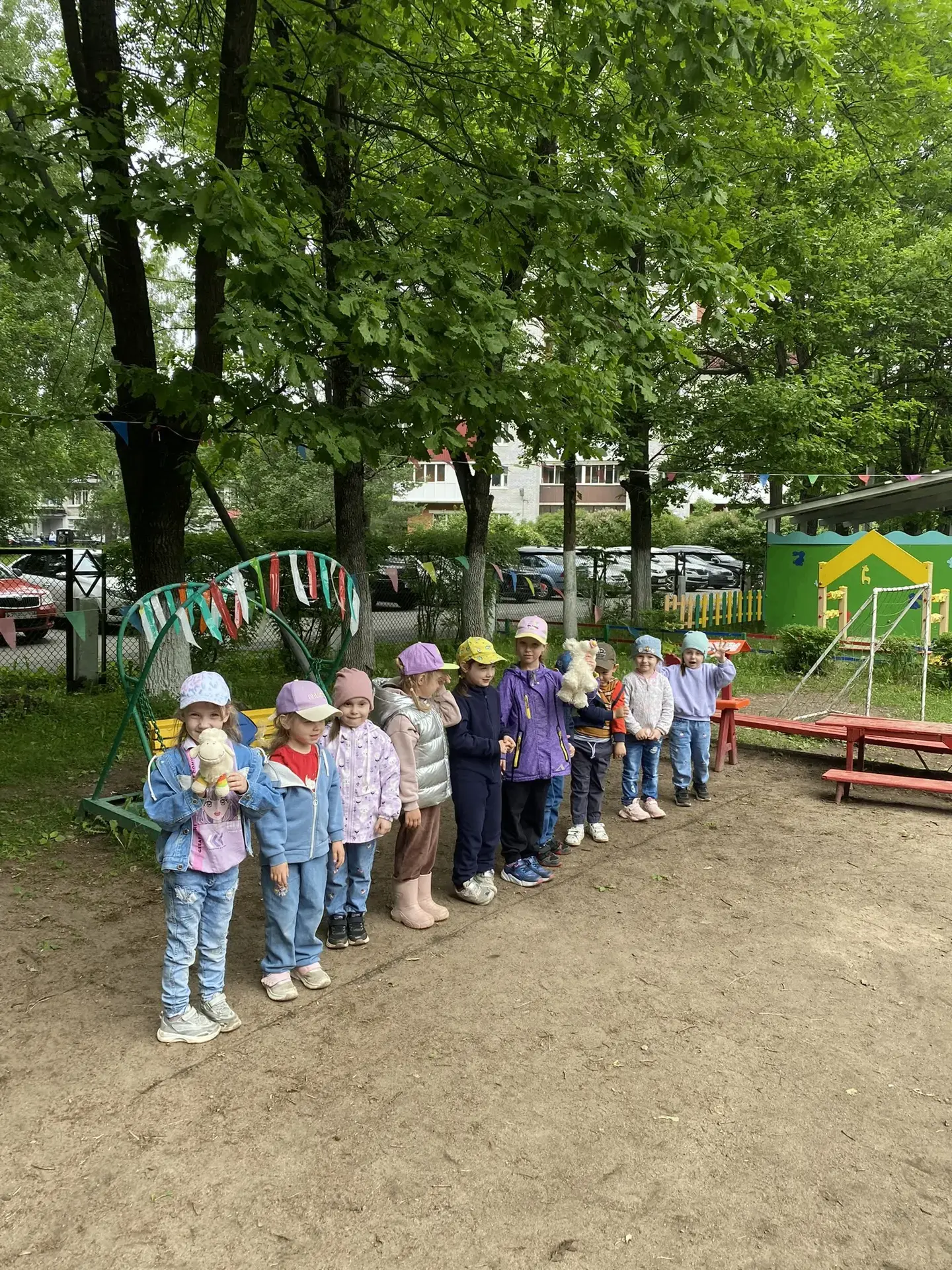 Сегодня на прогулке мы с ребятами старших и средних групп продолжили знакомиться с культурой крымски