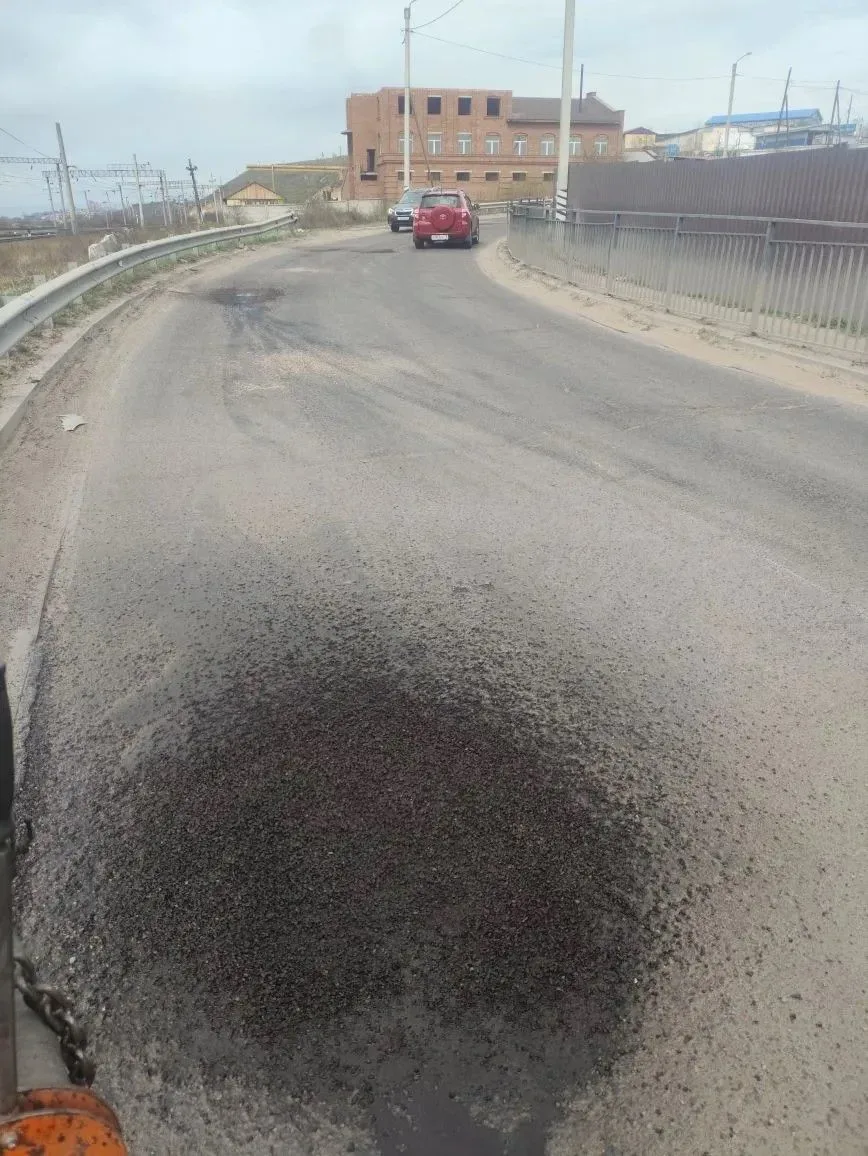 В Улан-Удэ ямочный ремонт провели более чем на 20 улицах   🛠️ За прошедший месяц сотрудники дорожной