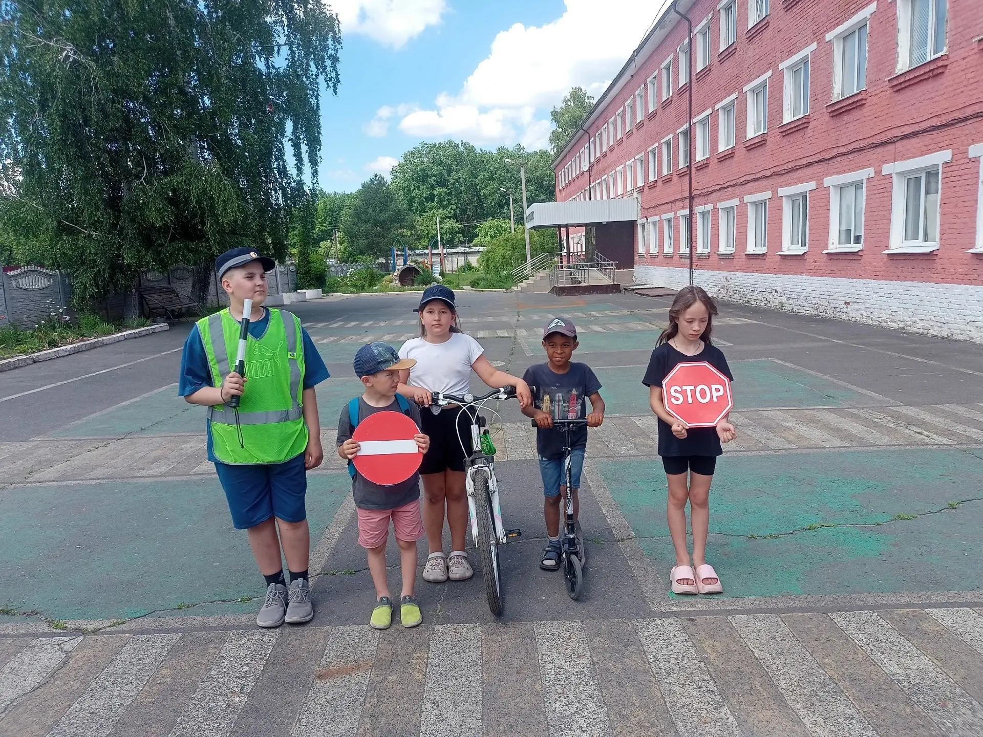 Сегодня к нам в лагерь приезжали сотрудники Курчатовской Госавтоинспекции👮🛑 

Вероника Павловна Та