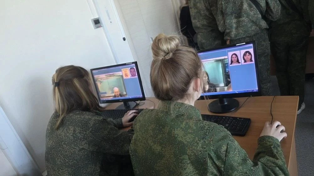 Сегодня ученики 6 "К" класса посетили Международный аэропорт Новосибирска «Толмачёво».   Ребята смог