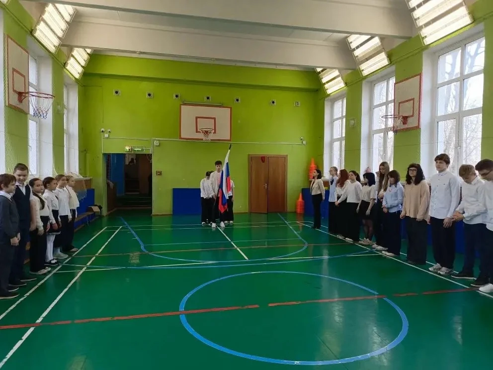 Доброе утро, друзья!  🇷🇺 Сегодняшний понедельник традиционно начался с торжественной церемонии подня