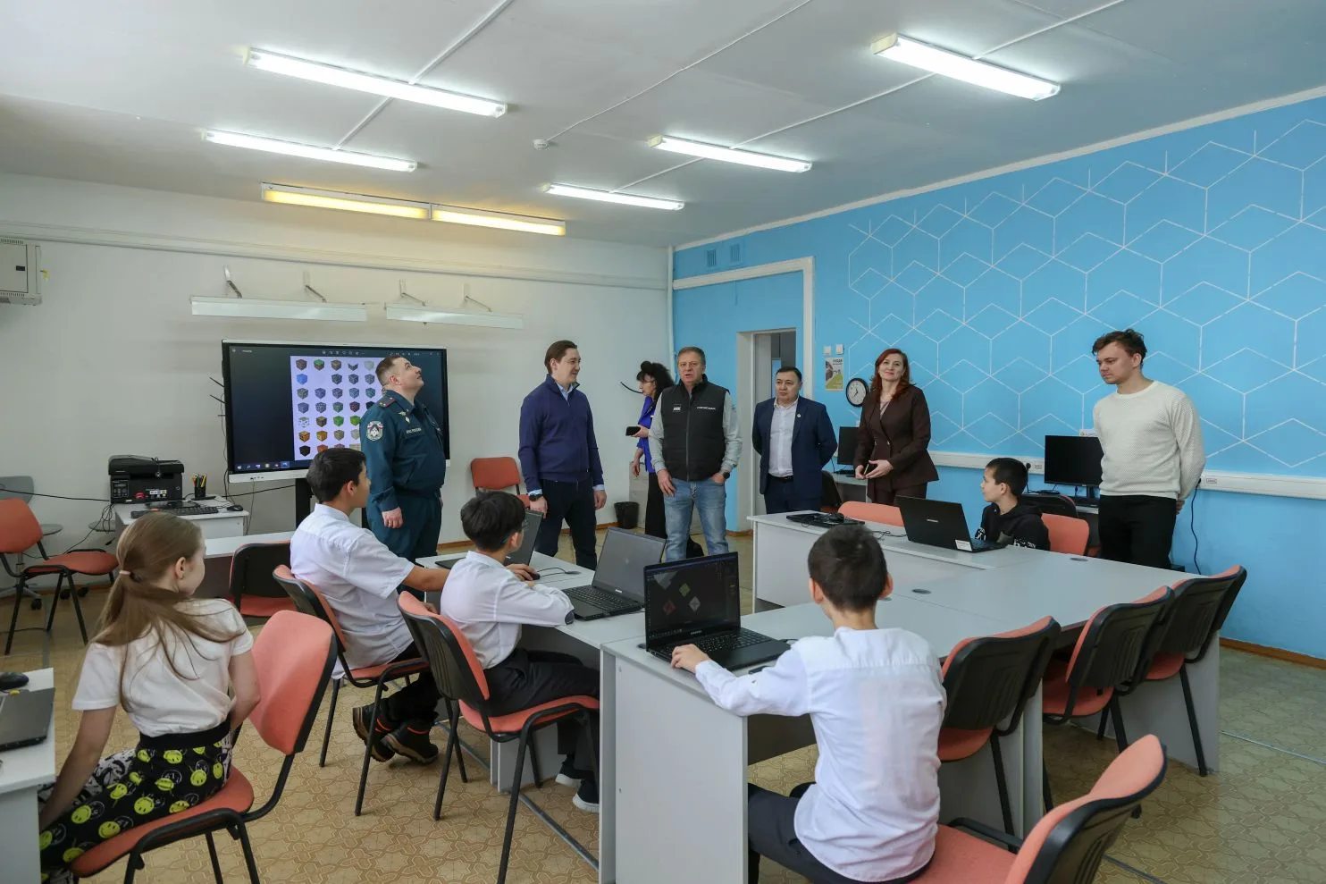С утра проехал в школу №20.  Сегодня суббота, но здесь достаточно оживлённо: дети приходят на дополн