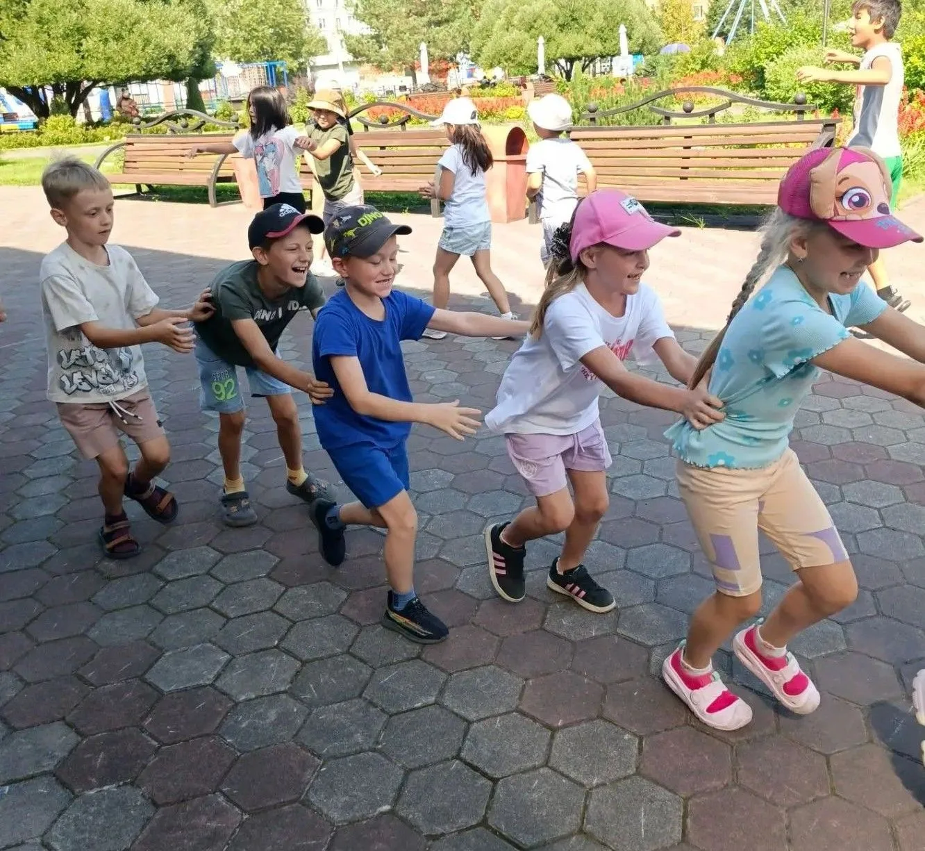 На игровой площадке городского парка культуры и отдыха   14  августа  для  детей дневно...