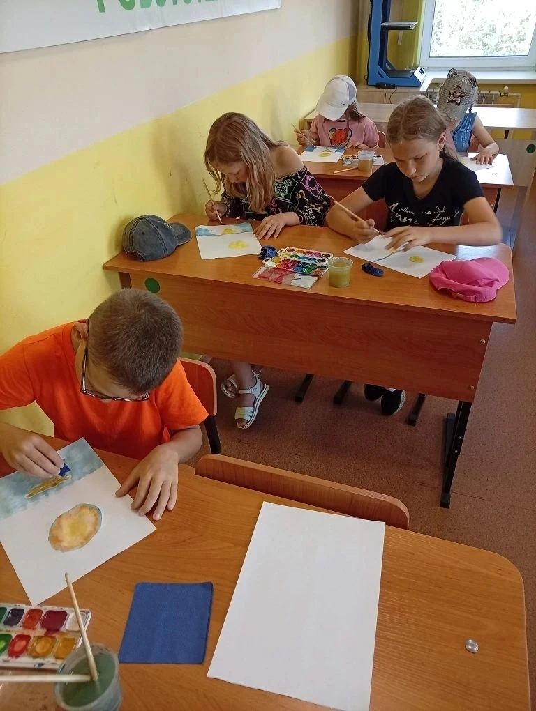 🌊Вот оно какое море!
Разноцветно-голубое
Волнами шумящее,
чайками кричащее,
чистое, солёное,
тёплое