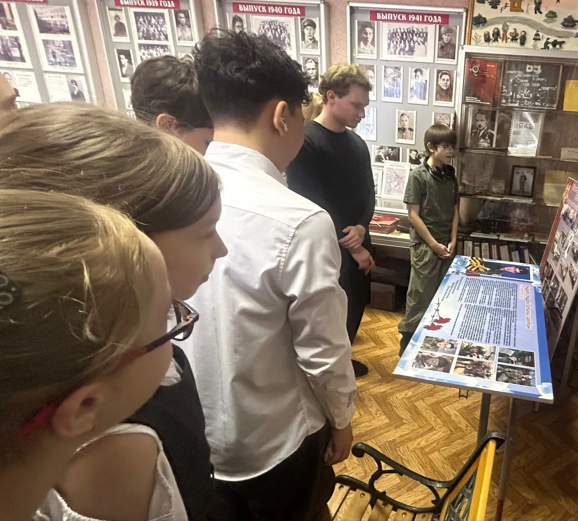 🇷🇺Парта Героя в нашей школе.  В нашей школе прошло открытие Парты Героя СВО – нашего выпускника Андр
