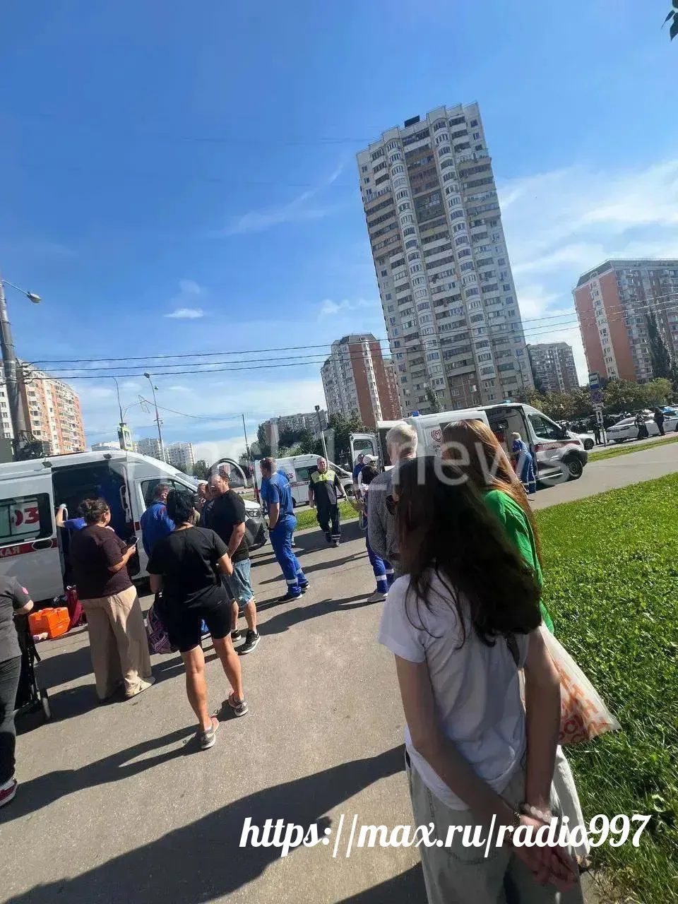 Мужчина с лопатой бросился на людей у храма в Москве, его застрелил прихожанин церкви.