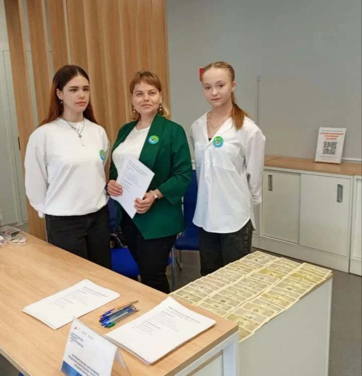 «Готовы ли вы работать в школе?» — спросили у посетителей ярмарки наши ученики 🎓