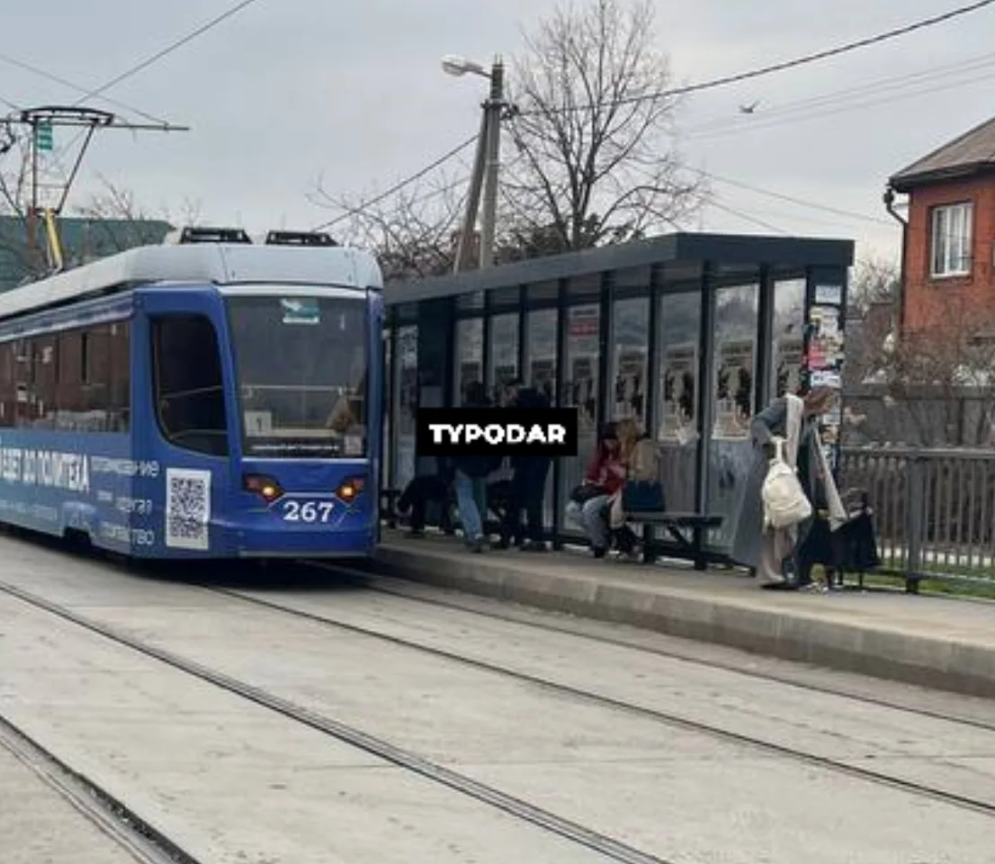 💩цирк загадил афишами все 4 остановки на Московской. Повторяется сценарий 2024 года. Э...