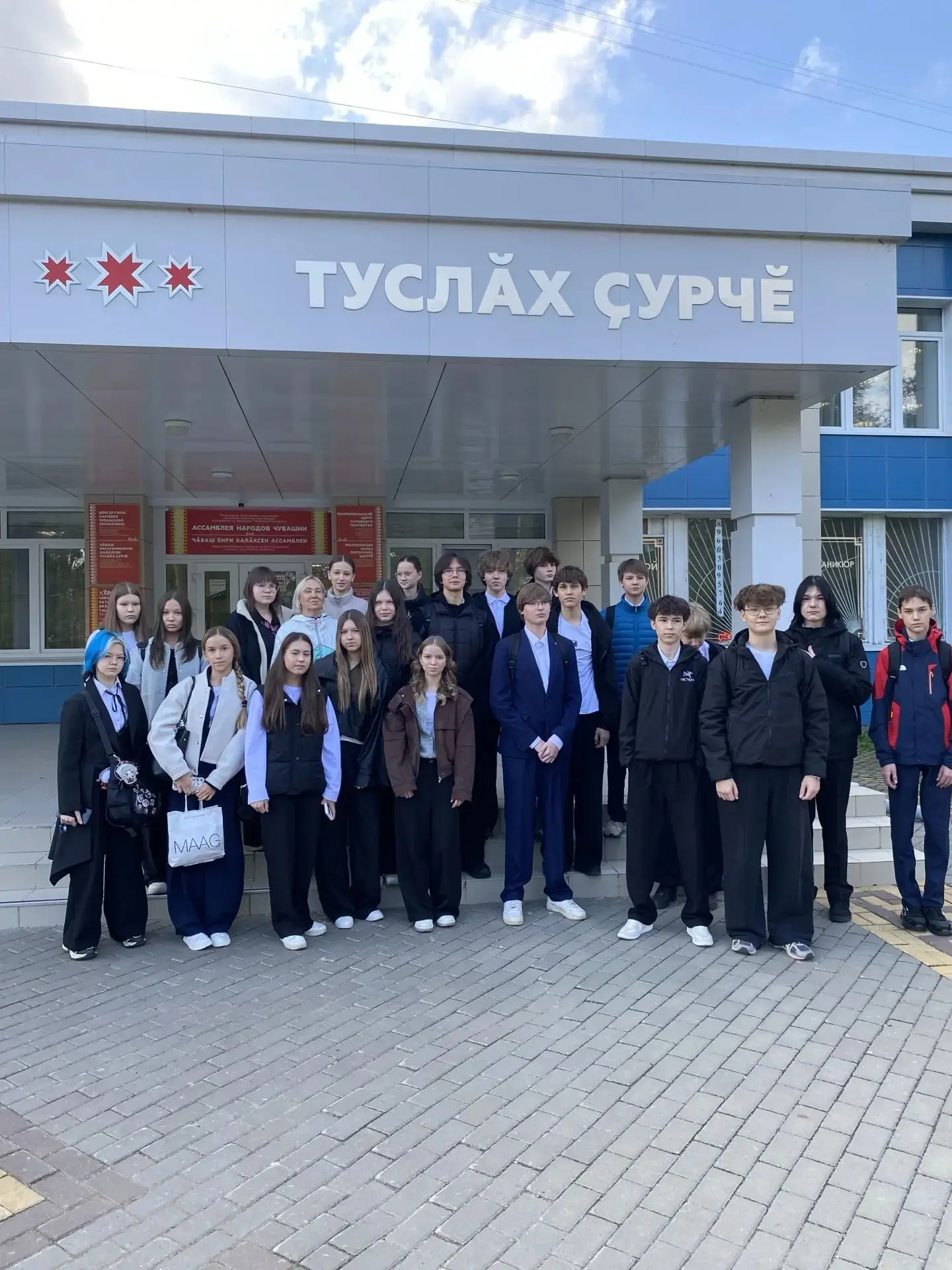 🎼 Память сердца: старшеклассники посетили концерт «Песни военных лет»