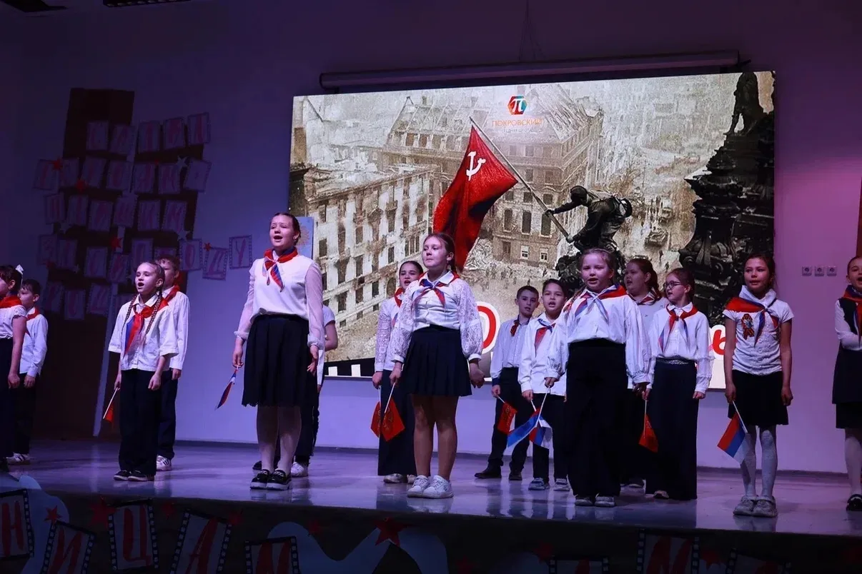 «И на синих просторах Земли столько дел, ожиданий и встреч! Это вы нашу землю спасли. Это нам её дал