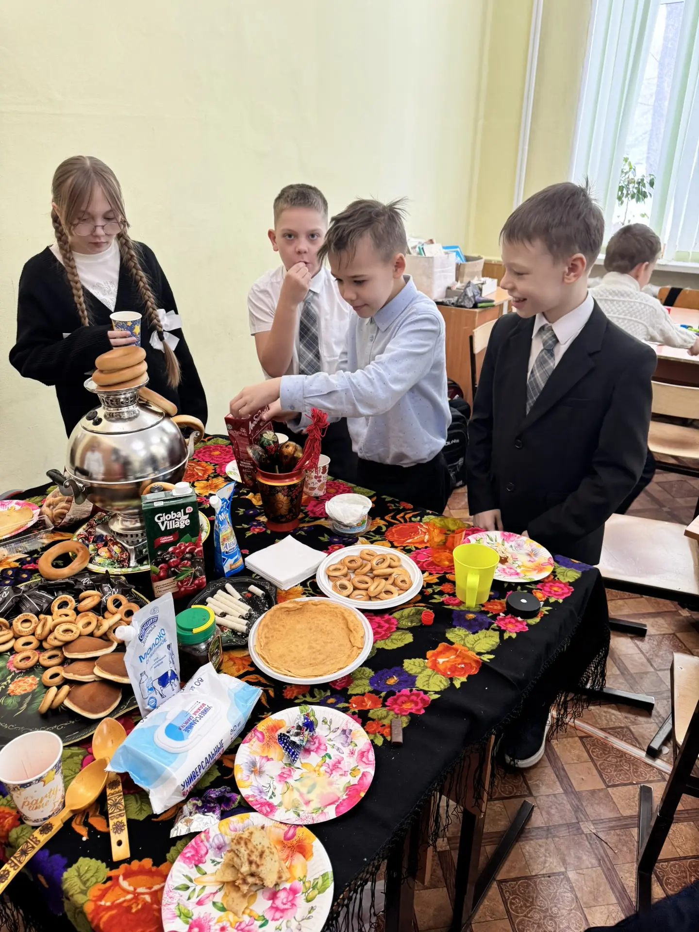 Масленица в самом разгаре 🥰 Гимназисты 3 класса А поздравляют всех с Масленицей ☺️ Мамы - кудесницы 