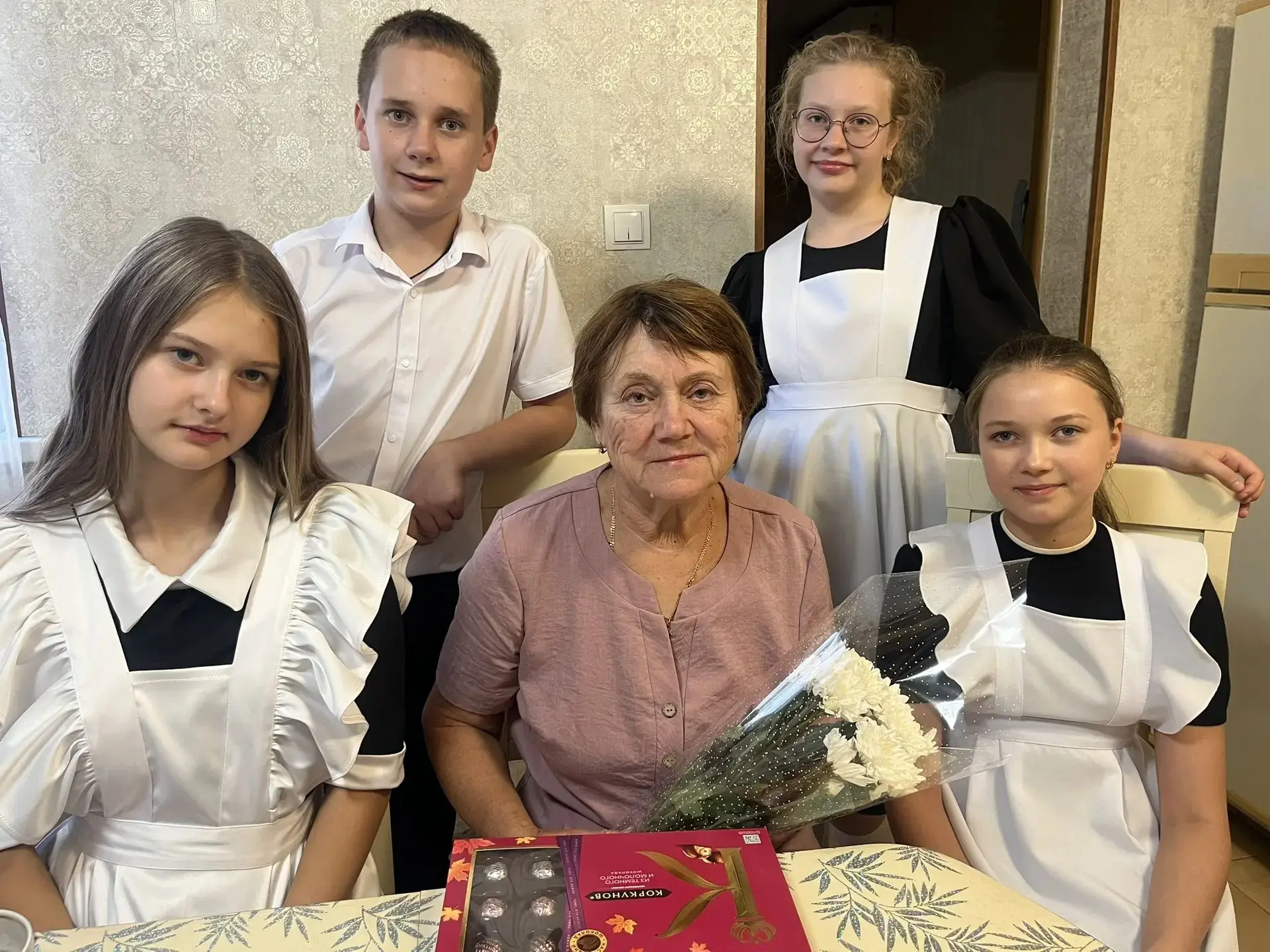 Учащиеся 6 "Б" класса с особой теплотой и уважением поздравили нашего уважаемого ветера...
