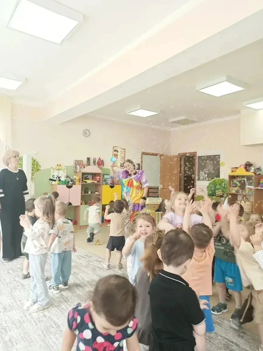 "Лето - лето солнышком согрето" С Днем защиты детей! Наши самые маленькие воспитанники групп "Солныш