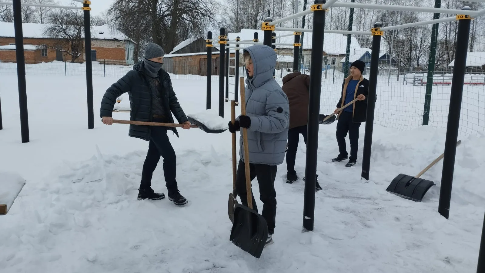 📌 Сегодня, 11 февраля, активисты нашей школы очистили  спортивную площадку от снега  ❄️