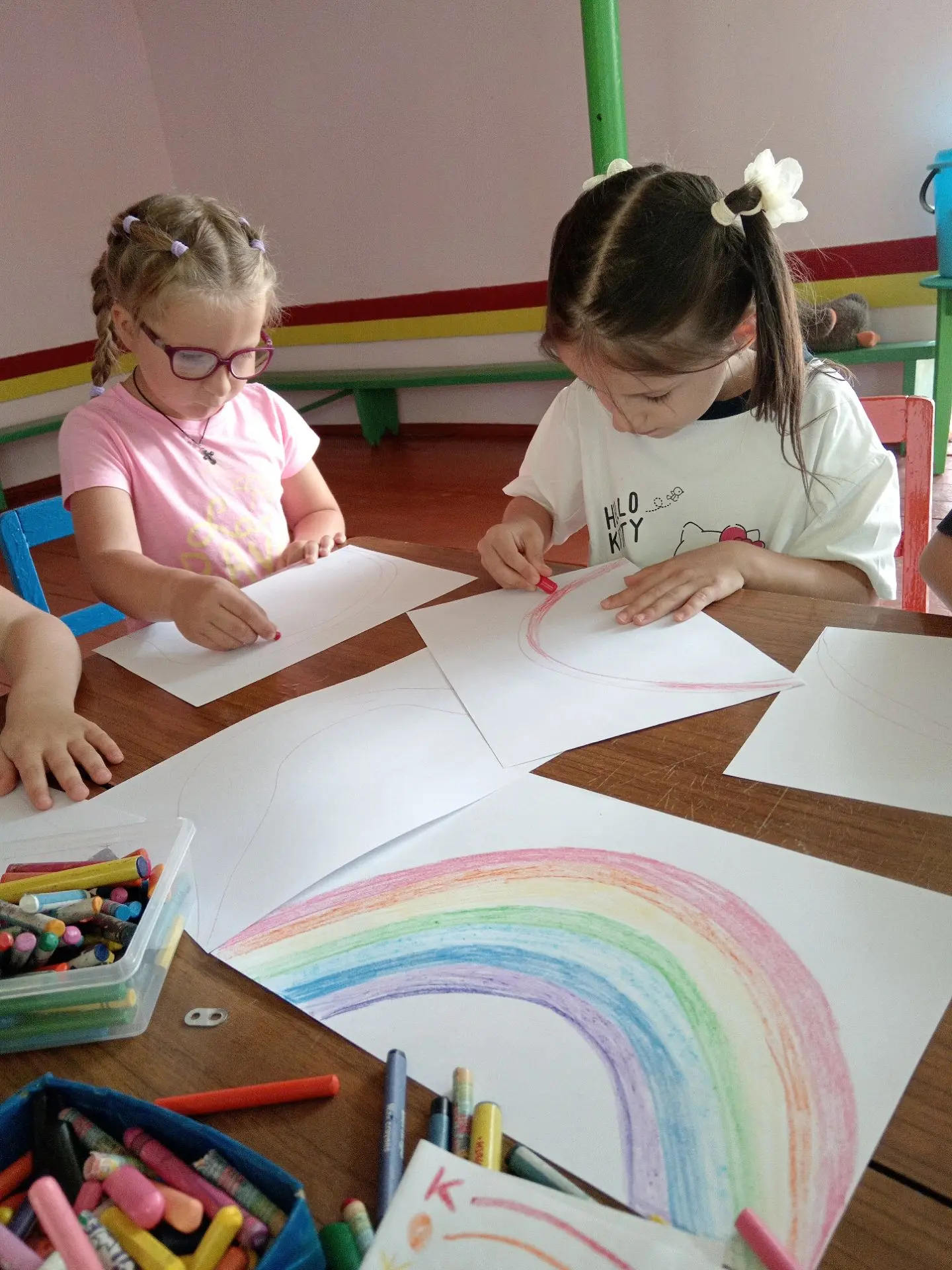🌈 Радужное настроение!

«Сегодня в детском саду случилась маленькая сказка: после дождика на наших 