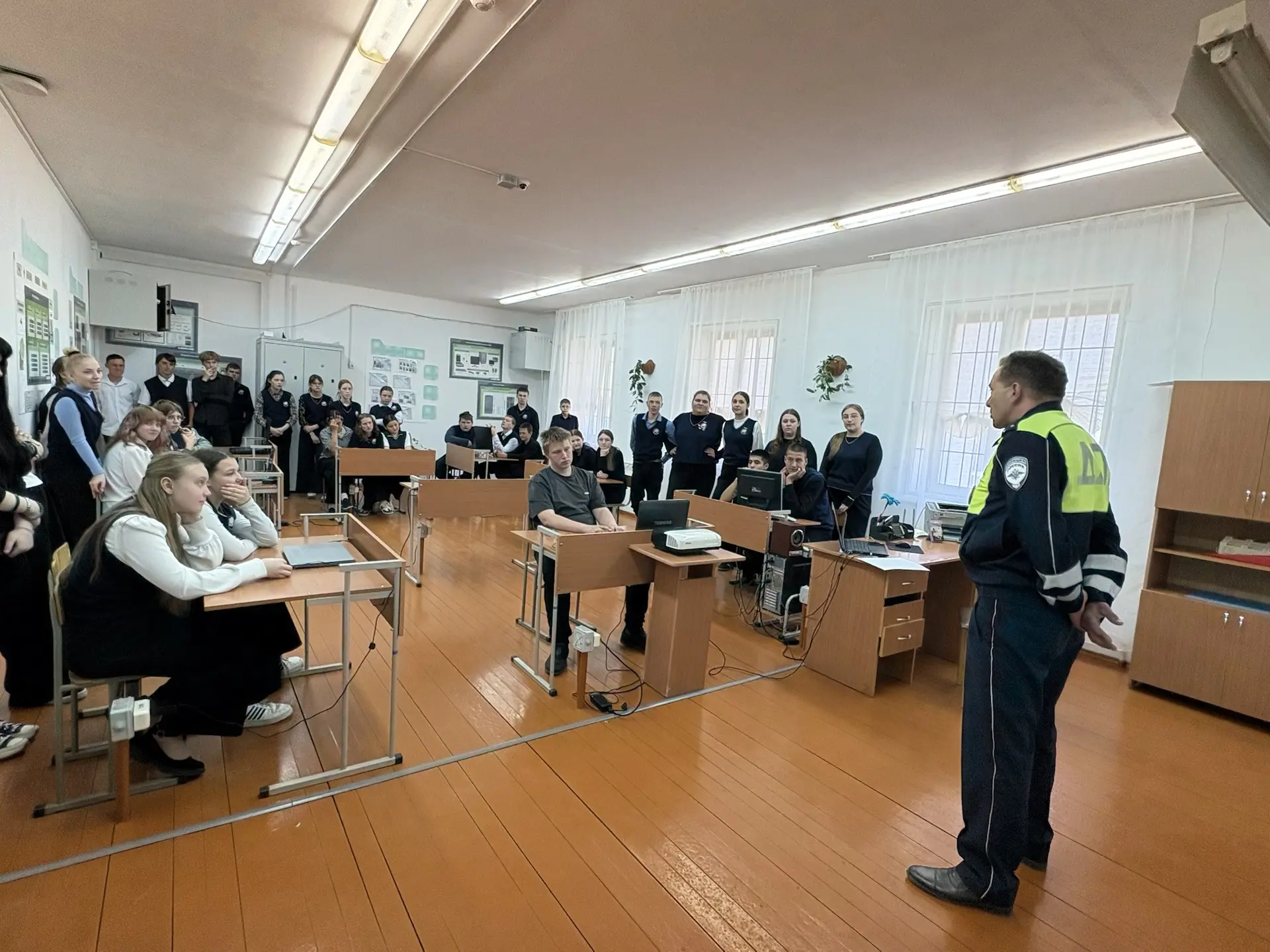 🚦✨ В нашей школе прошёл очень полезный разговор с инспектором ГИБДД! 👨‍✈️🚔

Ребята узнали много в