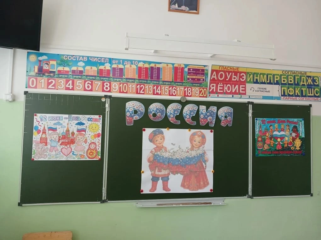 День Родины нашей мы все отмечаем,
От чистого сердца всех вас поздравляем!
И как не бежали бы жизни 