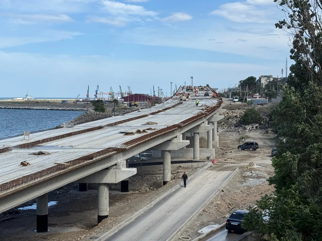 🛣 Новая объездная дорога к Махачкалинскому морскому торговому порту готова на 33,4%.

Об этом в ход