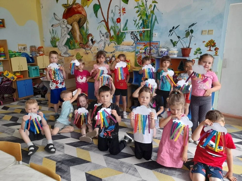 Ребята из средней группы "Медвежонок" превратили обычные полоски цветной бумаги в насто...