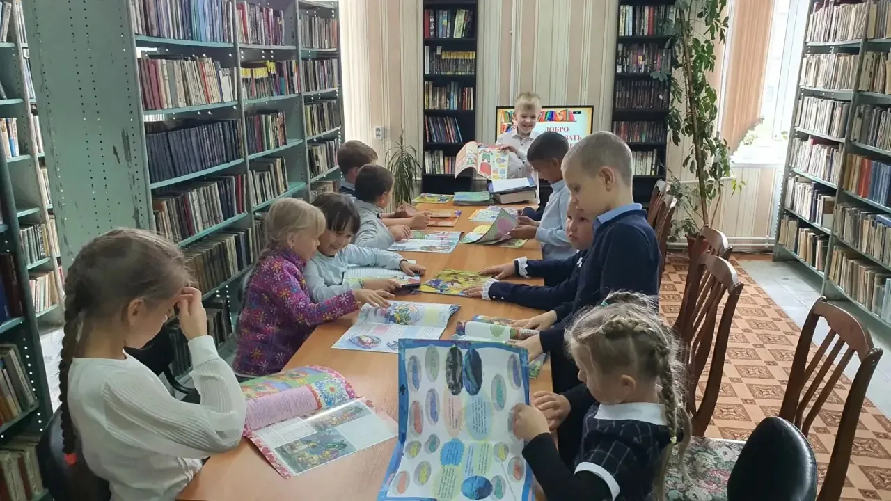 📚 6 октября в библиотеке-филиале № 22 для первоклассников школы № 6 прошла экскурсия «...