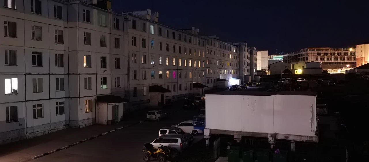 Жители Анадыря жалуются на освещение на во дворах Южная, 17 и Полярная, 8-14. Его прост...