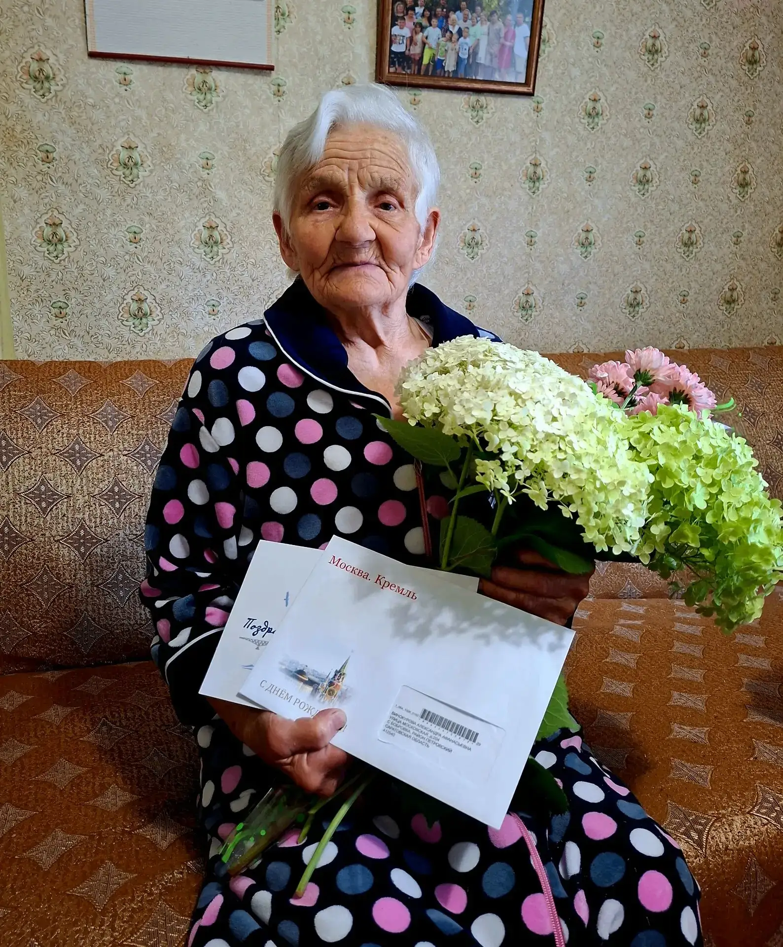 В Петровске поздравили с 94-летием труженицу тыла Александру Афанасьевну ВИНОКУРОВУ

Чтобы вручить д