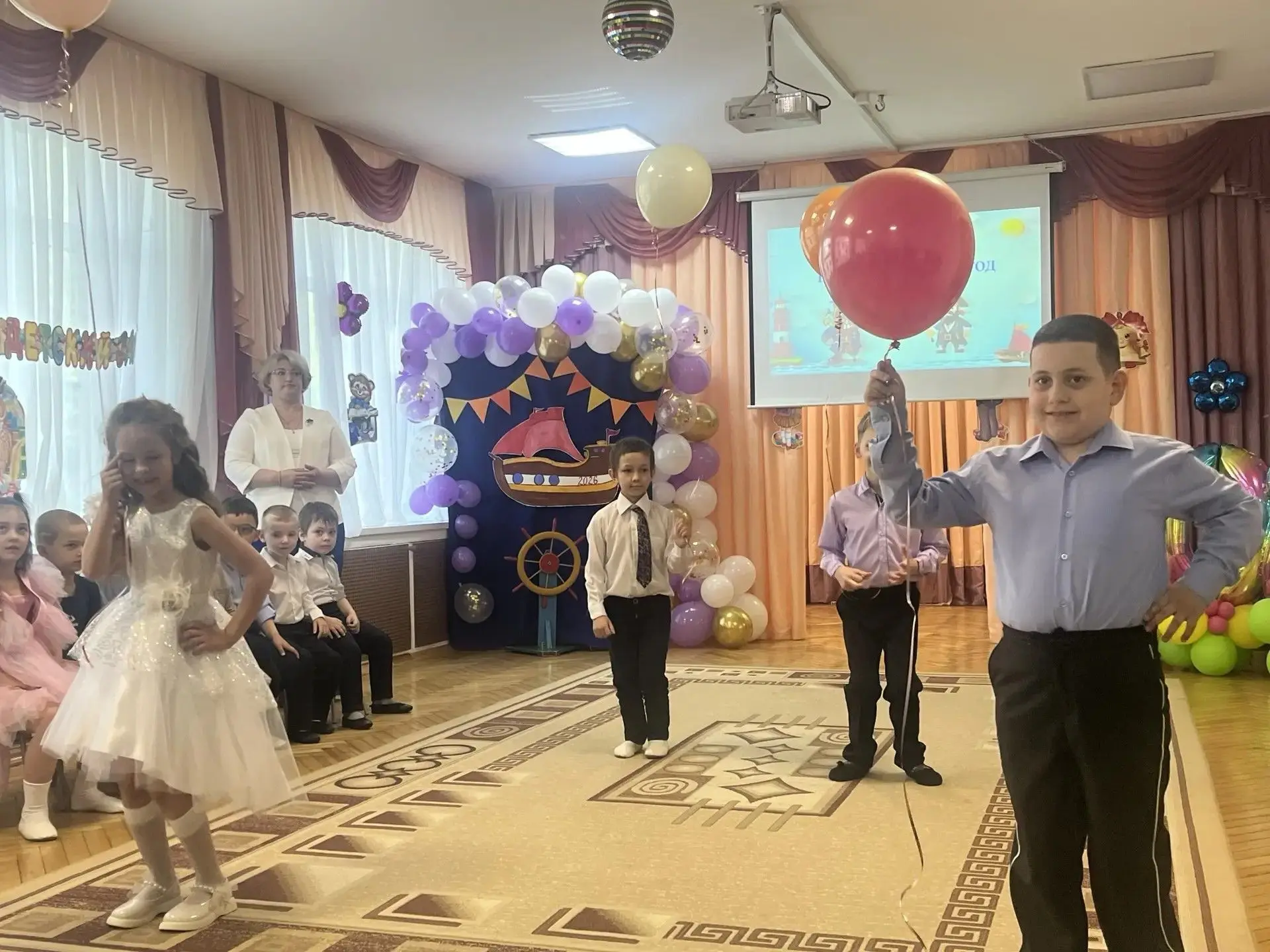 Вот и ребята группы "Зайчик" говорят детскому саду "До свидания!" Впереди их ждет нелёг...