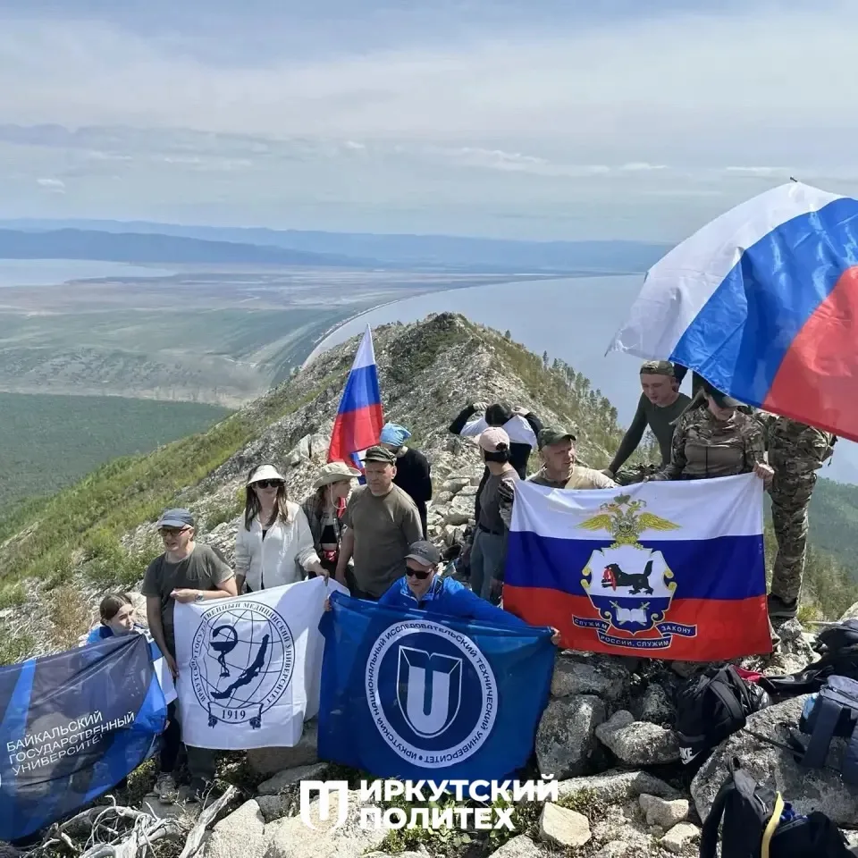 Флаг России подняли участники патриотического похода на вершине горы полуострова Святой...