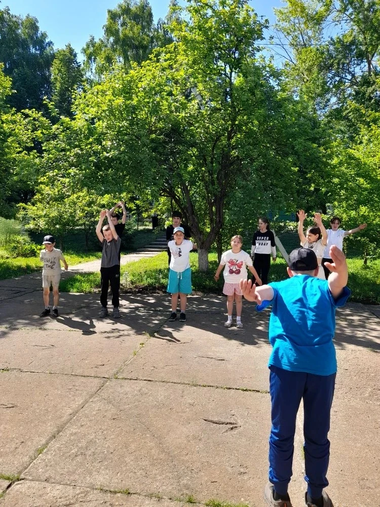 Восьмой день  в пришкольном  лагере   "Солнышко"- День добра и дружбы🤝.
🕺Лагерь начался с бодрящей