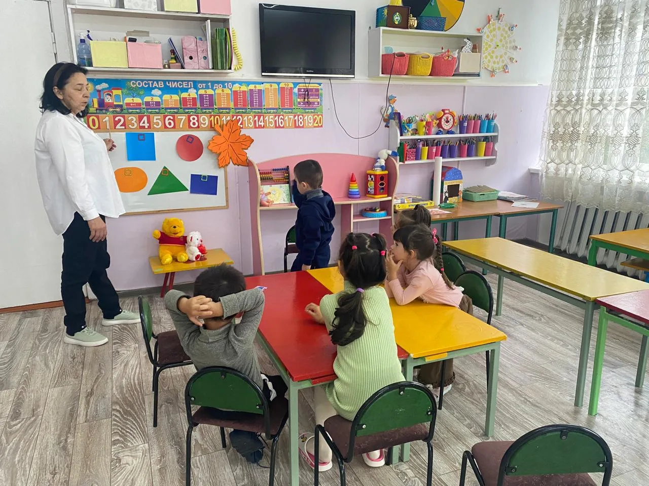 🥳 Сегодня в группе «Колокольчики» на занятии по ФЭМП наши ребята продолжили знакомство...