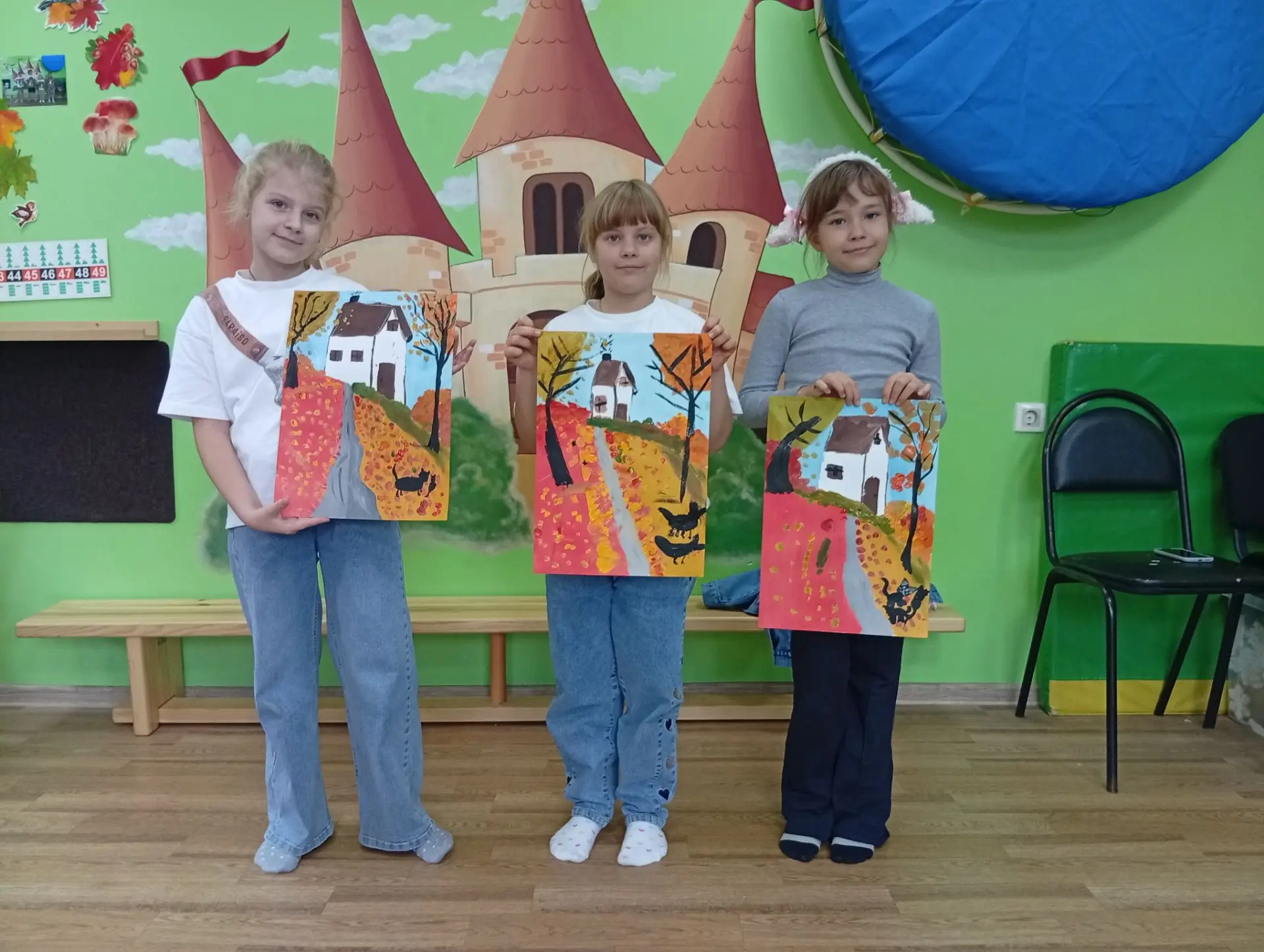 Сегодня прекрасные девочки  рисовали осенний пейзаж.