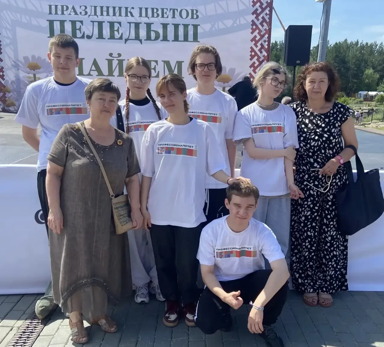 Сейчас студенты техникума амбассадоры ФП «Профессионалитет» находятся в «Радуга Парке» и совместно с