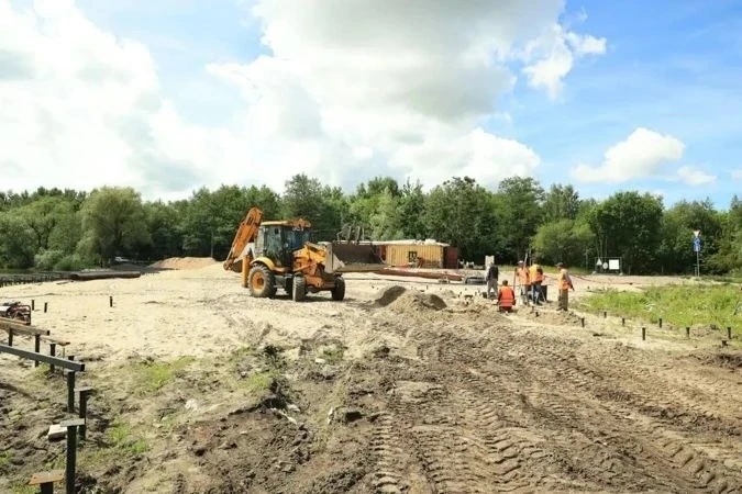 В Калининграде возобновили работы по благоустройству Пенькового озера.

Дизайн-проект включает в себ