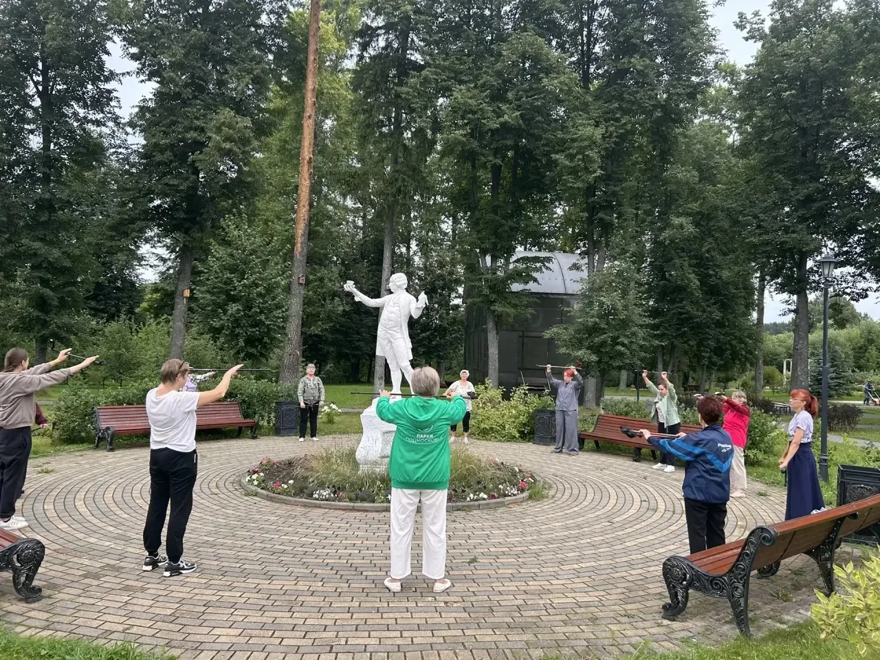 Зарядка в парке отдыха Вербилки.
#ПаркВербилки
#Летовпарках