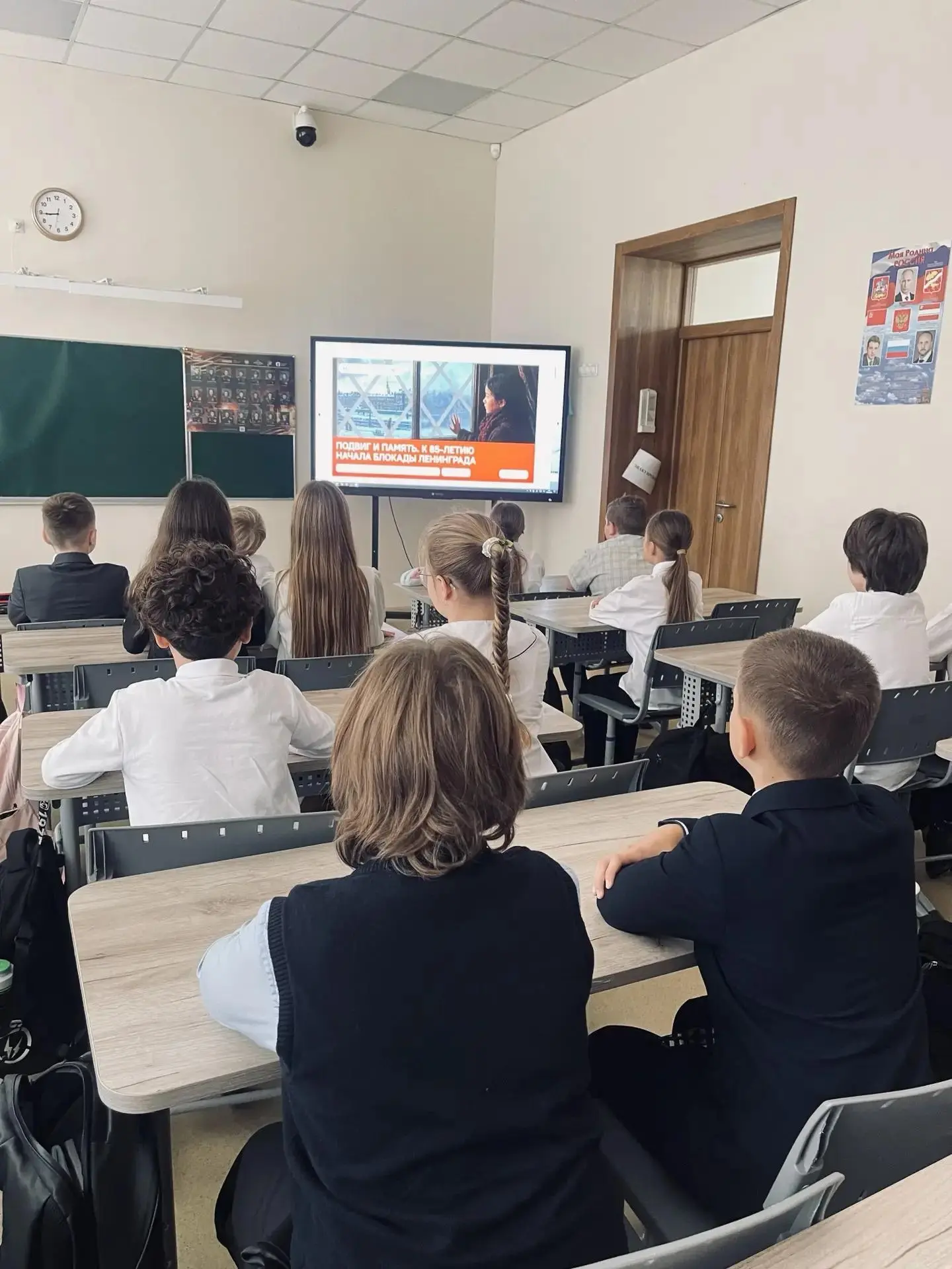 🎉 Торжественная линейка в школе №10 — старт новой учебной недели! 🇷🇺