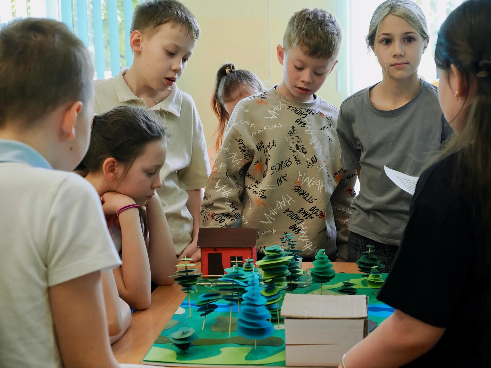 ПРОЕКТНАЯ ДЕЯТЕЛЬНОСТЬ 🎓 14 мая сразу в двух корпусах начальной «Глории» состоялась выставка индивид