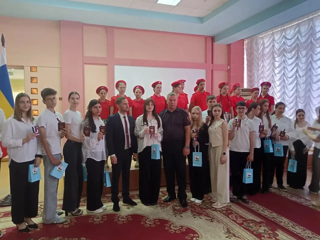В предверии праздника Дня России в районном Доме культуры прошло торжественное мероприя...