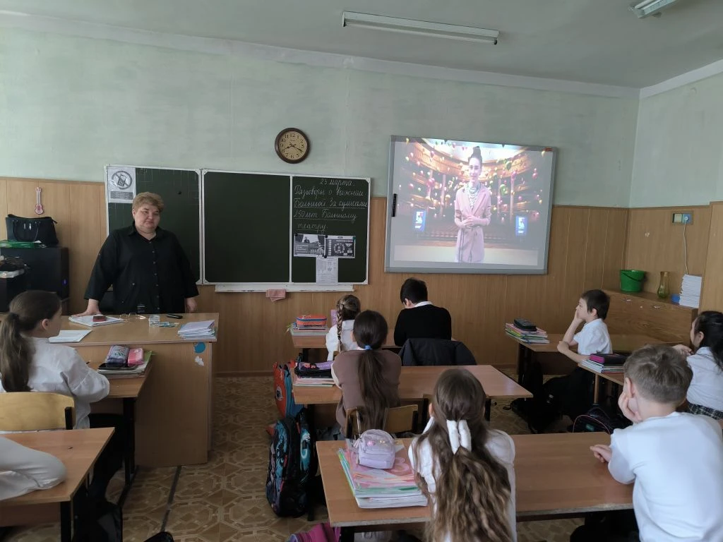 Доброе утро, уважаемые подписчики.  Мы и начали учебную неделю с поднятия государственных флагов Рос