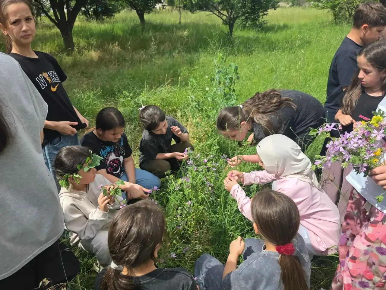🌼 В школьном лагере — тихая радость лета.
Мастер-класс по плетению венков из полевых цветов.
Никаки