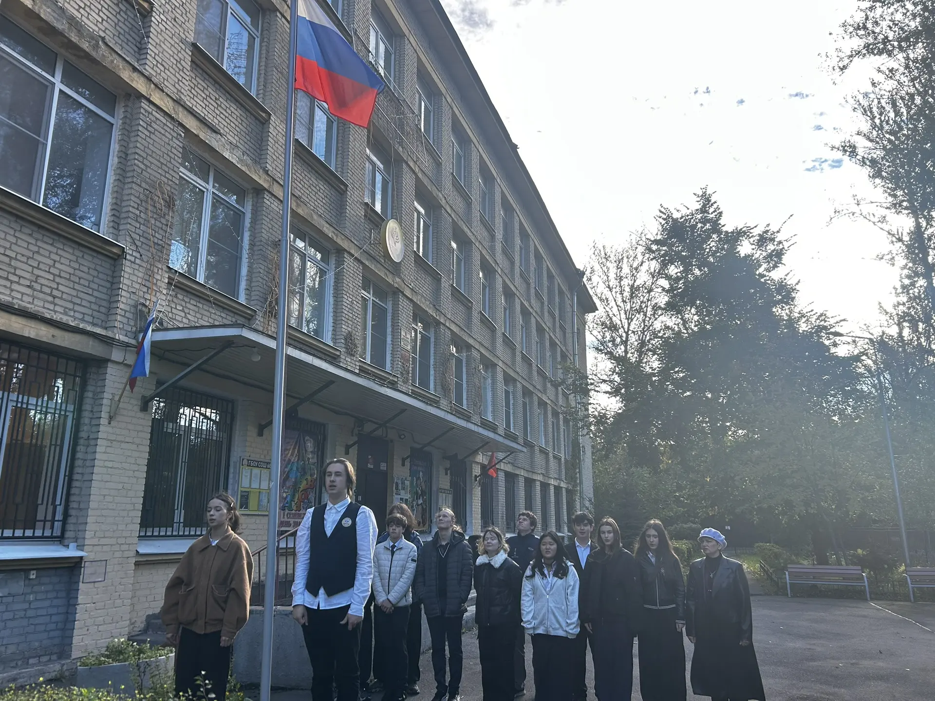 🇷🇺Первый учебный понедельник нового года: поднятие флага и важный разговор