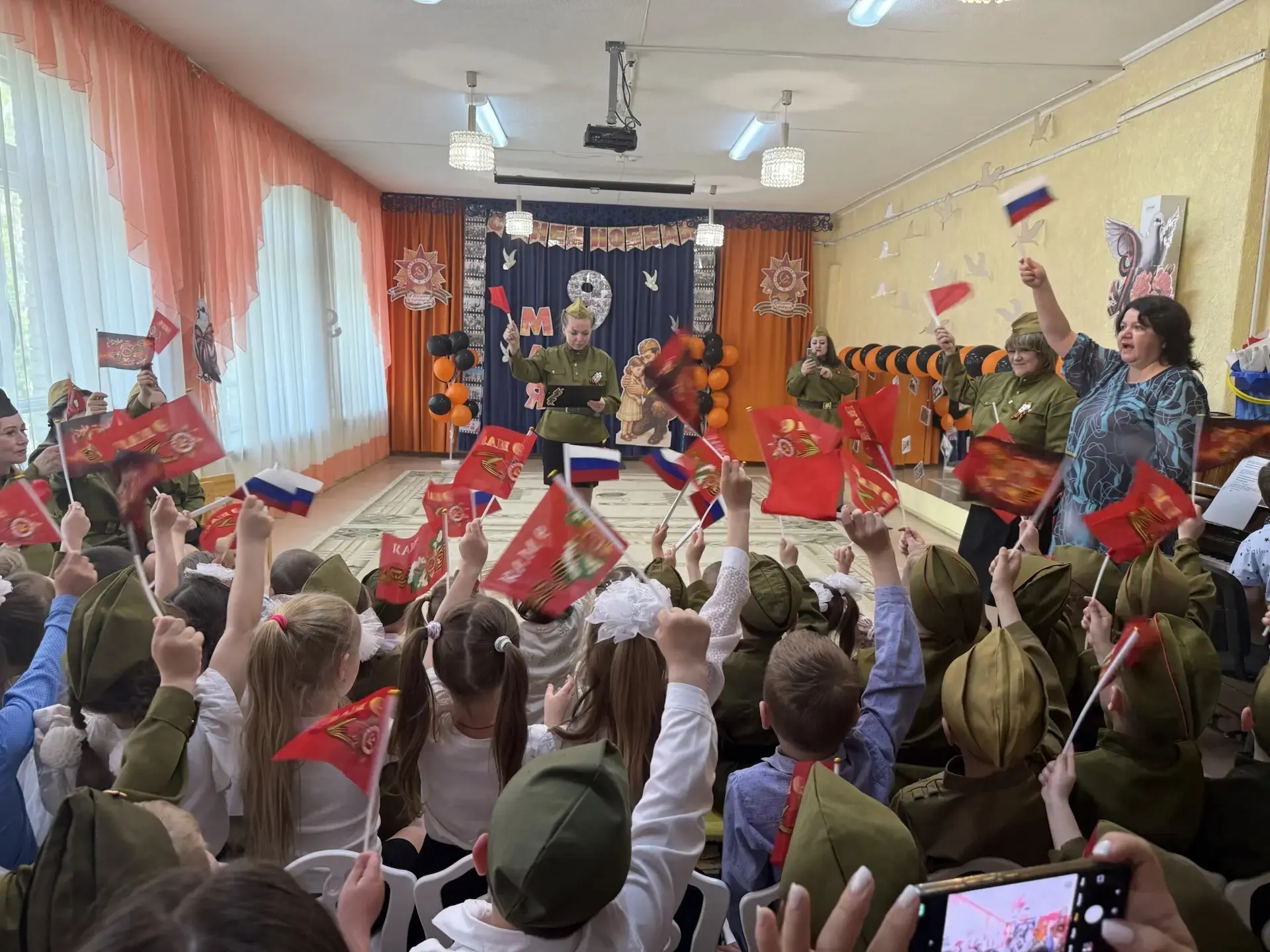 День Победы глазами дошкольников: почему важны праздничные концерты?

Сегодня наш детский сад провёл