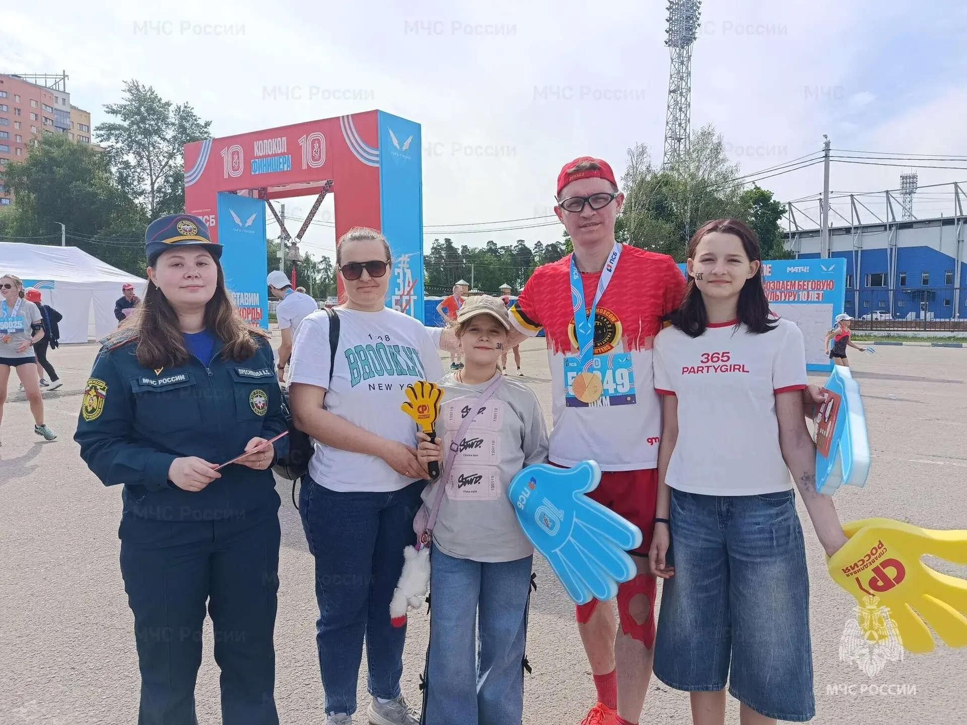 🔥 Спорт и безопасность: сотрудники МЧС России провели профилактические беседы на «Забеге РФ» в Рамен
