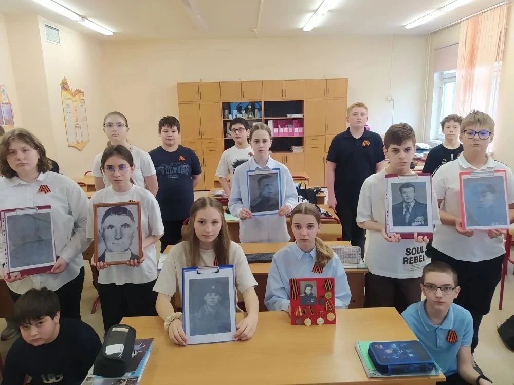 🕊️ «Бессмертный полк» в нашей школе: память живёт в сердцах!   🇷🇺В нашей школе, как и по всей стране