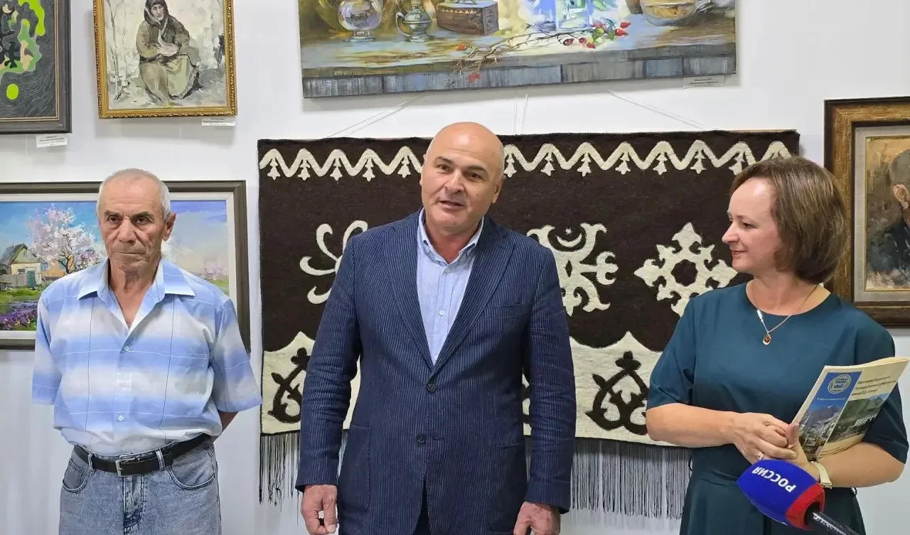 В КЧГУ открылась традиционная выставка «Кавказ. Пространство и время»