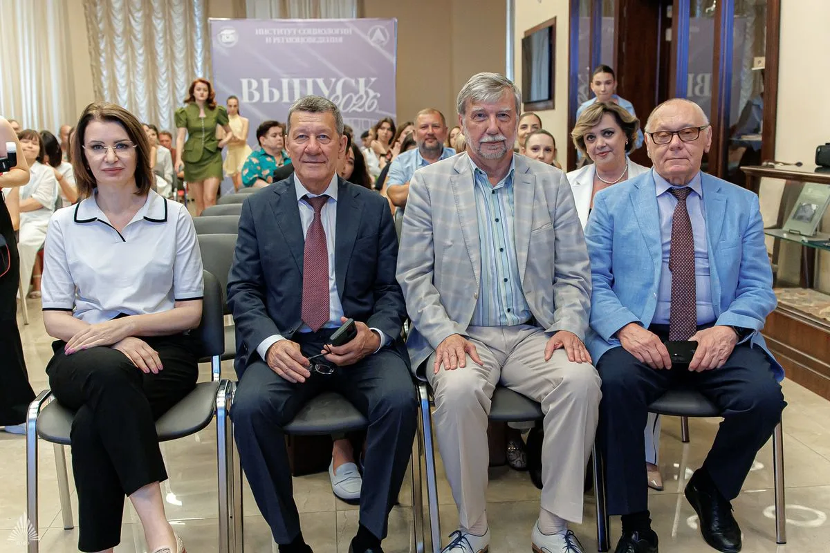 🎓 В ЮФУ состоялася первый выпуск бакалавров по программе двух дипломов с ВШЭ
📅 10 июля в Институте